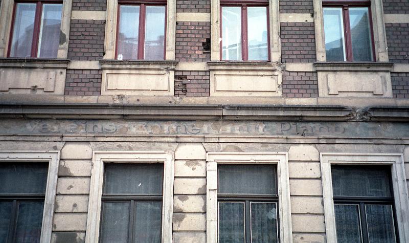 Dresden-Pieschen, Moritzburger Platz-Ecke Bürgerstr., 20.5.1995 (2).jpg - Vereinszimmer mit Piano